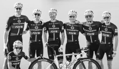 Diez ciclistas profesionales multados en Llíber por saltarse un semáforo en rojo