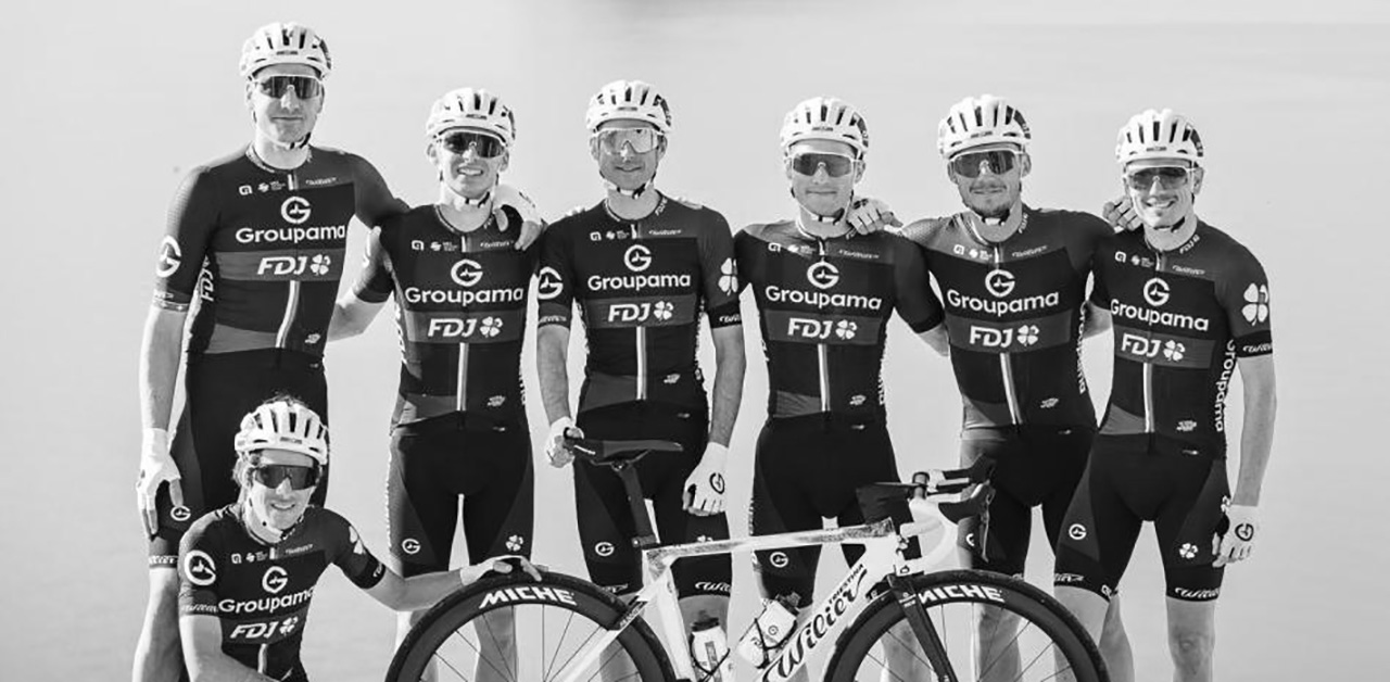 Diez ciclistas profesionales multados en Llíber por saltarse un semáforo en rojo