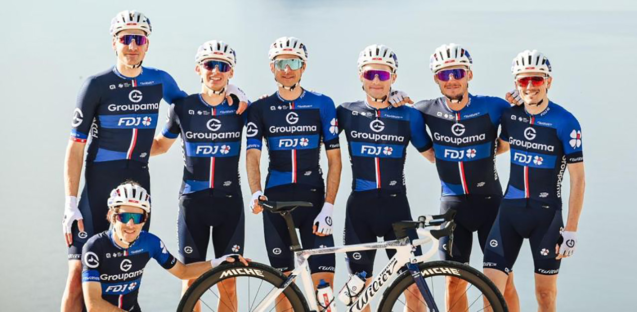 Diez ciclistas profesionales multados en Llíber por saltarse un semáforo en rojo