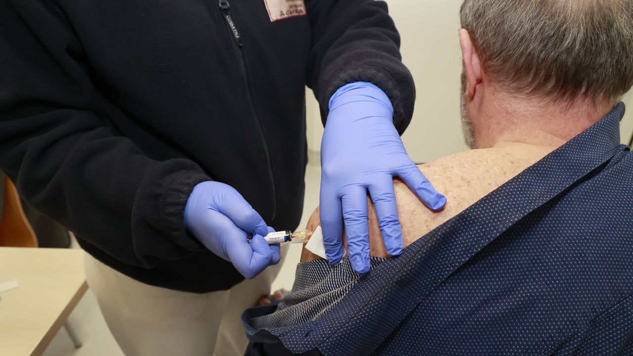 Solo 6.558 gallegos de los 33.000 citados acudieron a vacunarse frente a la gripe el fin de semana