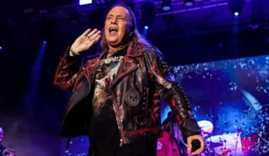 Andi Deris revela la lección que HELLOWEEN aprendió de VAN HALEN para su reunión histórica