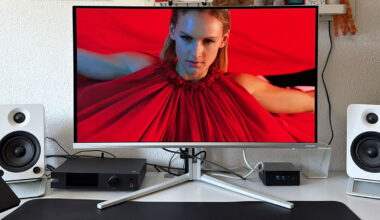 panel QD-OLED y 240 Hz en un más discreto acabado en blanco