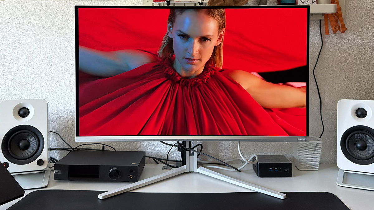 panel QD-OLED y 240 Hz en un más discreto acabado en blanco