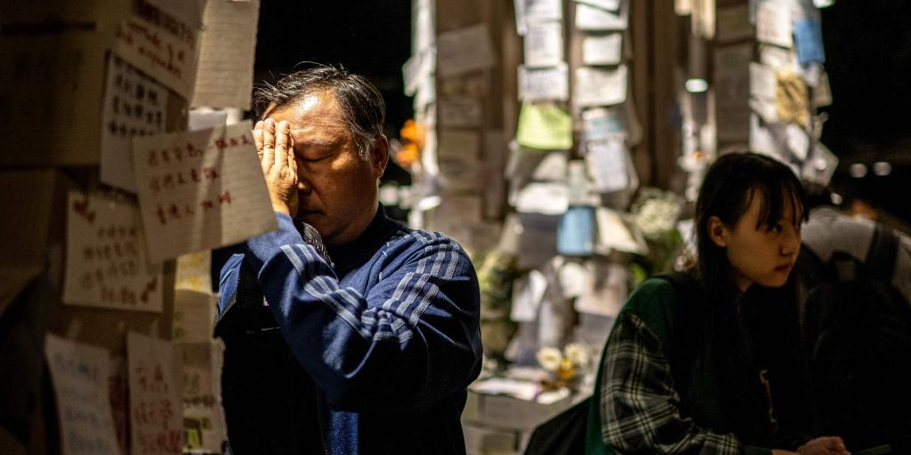 El devastador incendio en los rascacielos revela la corrupción y la censura en Hong Kong