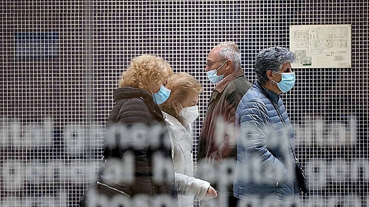 Varias personas llevan mascarilla en el hospital