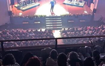 Miguel Poveda emociona al público de San Roque con “El árbol de la alegría”