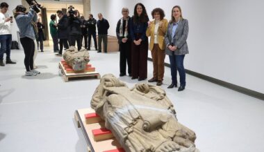 Las esculturas del pórtico de la Gloria en manos de la familia Franco ya están en Santiago - La Voz de Galicia