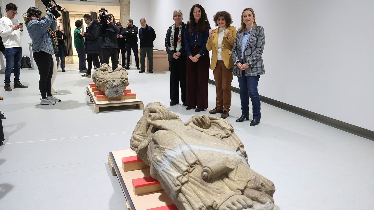 Las esculturas del pórtico de la Gloria en manos de la familia Franco ya están en Santiago - La Voz de Galicia