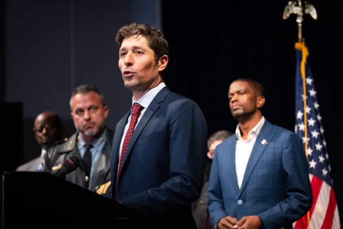 El alcalde de Minneapolis, Jacob Frey, habla durante una conferencia de prensa dirigida a los medios tras los informes de que la administración Trump perseguirá a los inmigrantes somalíes en las Ciudades Gemelas. El evento se llevó a cabo en el Ayuntamiento de Minneapolis el martes 2 de diciembre de 2025. (Leila Navidi/Star Tribune vía AP)