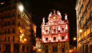 El Ayuntamiento de Pamplona se suma a la celebración del Día Mundial del Sida con la iluminación roja de la fachada de la Casa Consistorial y el quiosco de la Plaza del Castillo