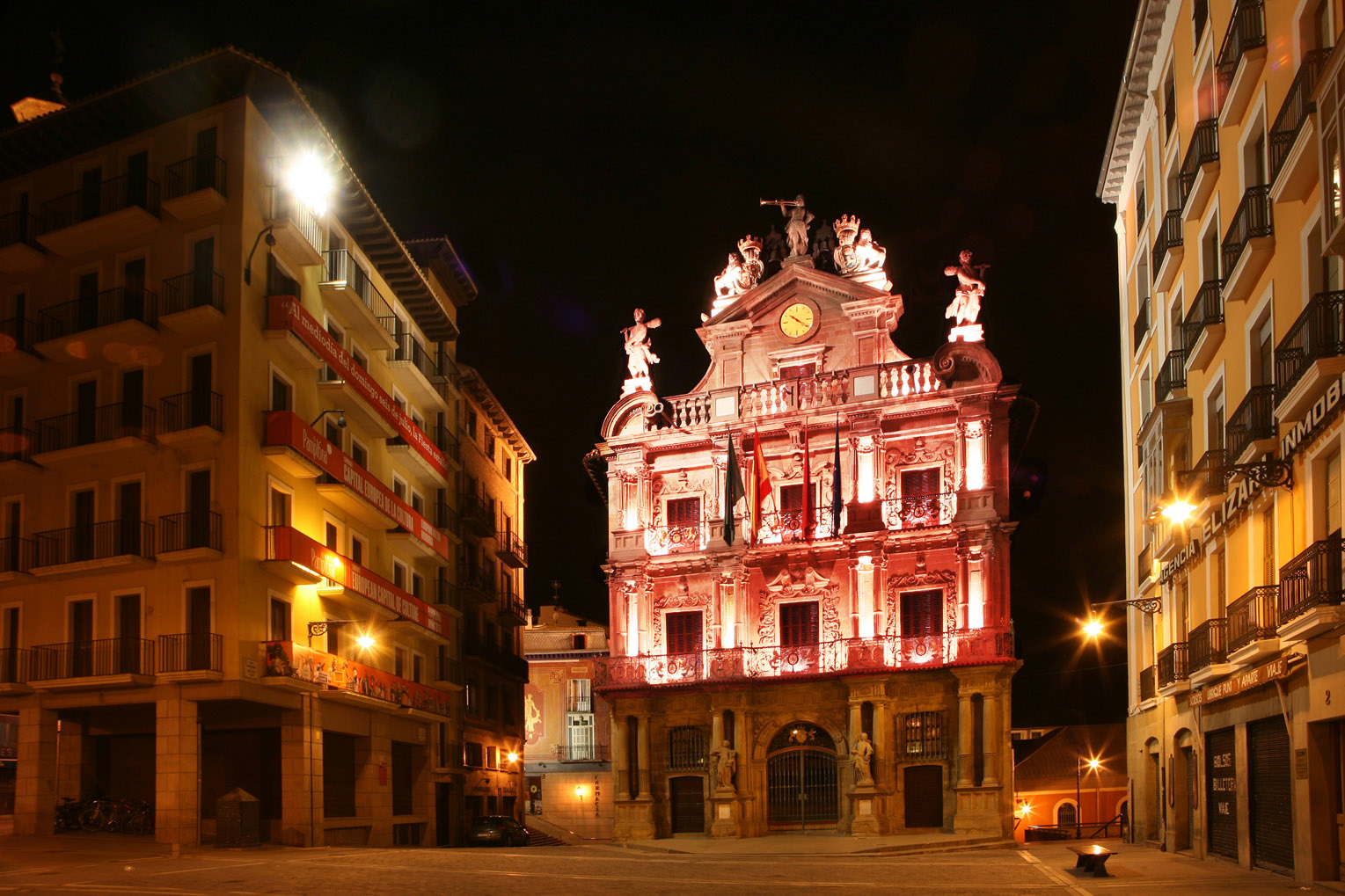 El Ayuntamiento de Pamplona se suma a la celebración del Día Mundial del Sida con la iluminación roja de la fachada de la Casa Consistorial y el quiosco de la Plaza del Castillo