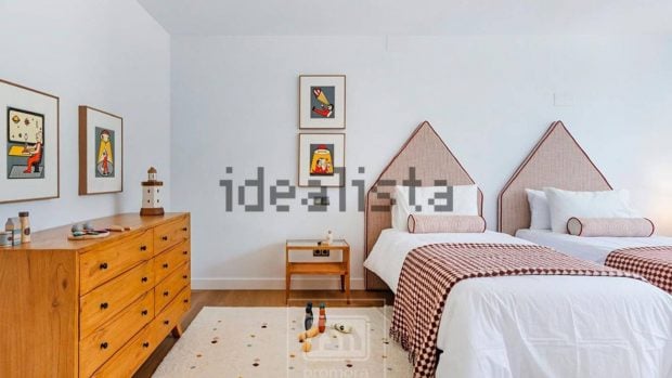 La habitación de dos camas de la casa donde vivió Bertín de alquiler. (Foto: Idealista)