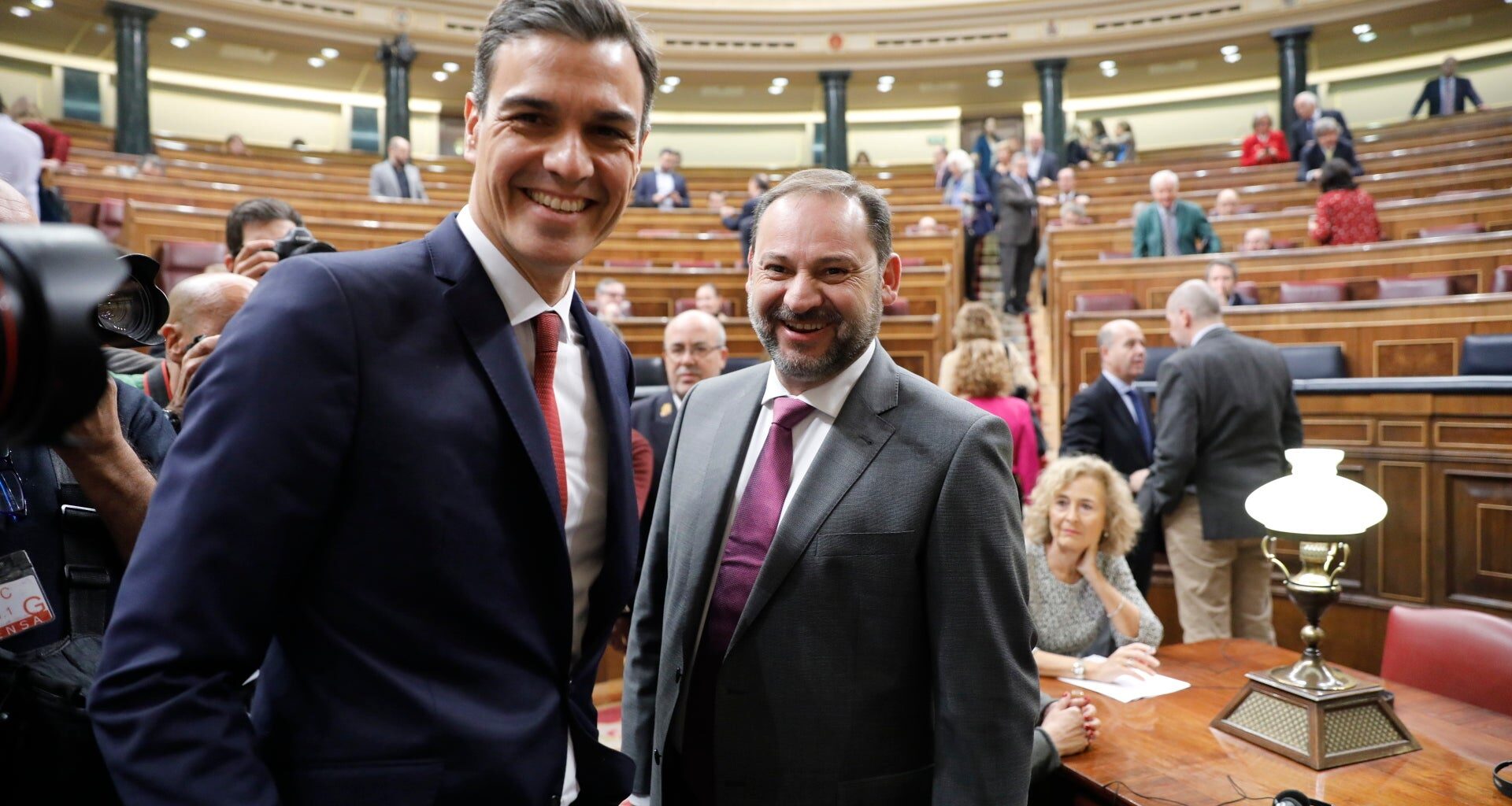 Tertulia: El desconocimiento de Sánchez frente a Ábalos, las indirectas a Junts y las reacciones políticas (02/12/2025) - Tertulia de La Brújula - La brújula