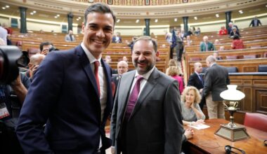 Tertulia: El desconocimiento de Sánchez frente a Ábalos, las indirectas a Junts y las reacciones políticas (02/12/2025) - Tertulia de La Brújula - La brújula