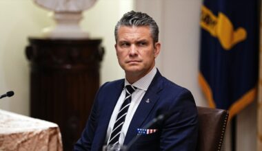 El secretario de Defensa de Trump se enfrenta a acusaciones de "homicidio y crímenes de guerra" en el Caribe