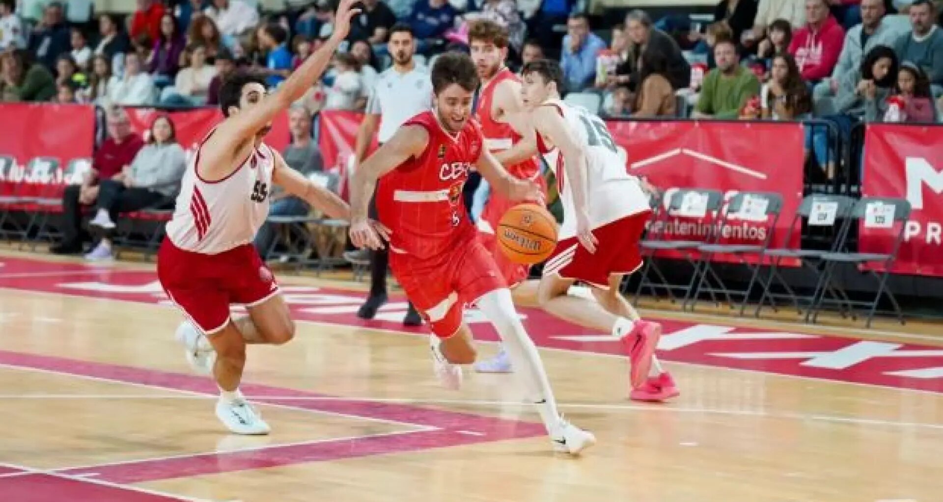 El CBZ arrasa al Mataró (100-70)