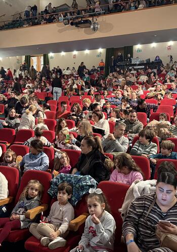 El Teatro Juan Luis Galiardo, repleto de ilusión de los más pequeños