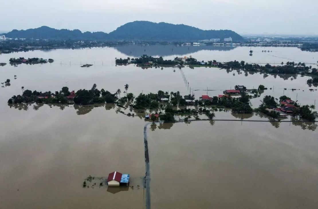 Las casas quedaron rodeadas por aguas de inundación en Kangar, parte del estado de Perlis, Malasia, el 28 de noviembre de 2025, mientras las graves inundaciones afectaban a miles de personas en la región tras varios días de intensas lluvias.