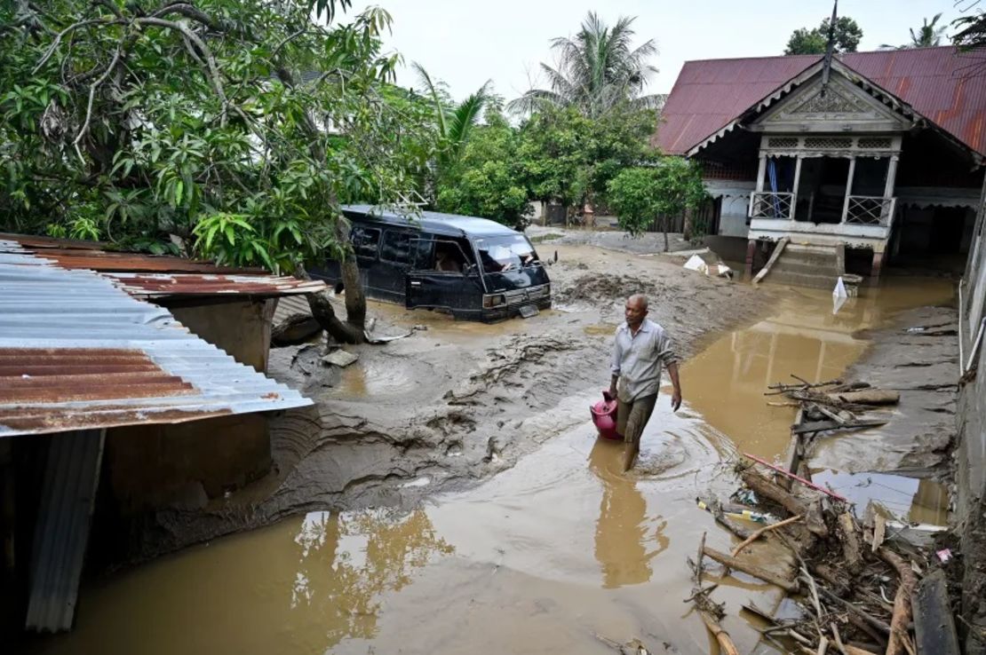 Un hombre camina entre las aguas tras las inundaciones repentinas en Meureudu, en la provincia de Aceh, Indonesia, el 28 de noviembre de 2025.