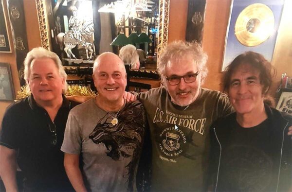 David Sullivan (guitarrista), Terry Rance (guitarrista), Paul Mario Day (cantante) y Steve Harris (bajista y líder de IRON MAIDEN)