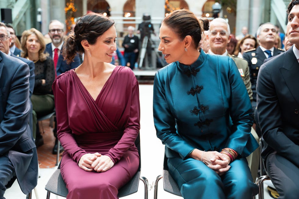 isabel díaz ayuso conjunto satinado burdeos