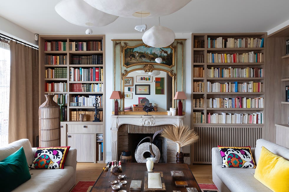 salon clasico con chimenea y librerias de madera a los lados