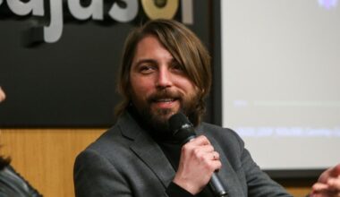 La izquierda organiza un escrache contra Juan Soto Ivars en la presentación de su libro sobre las denuncias falsas de violencia machista en Sevilla