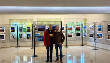 Imagen: Jaime Sendra muestra la exposición al catedrático de la UNED, Rafael Junquera d’Estefani