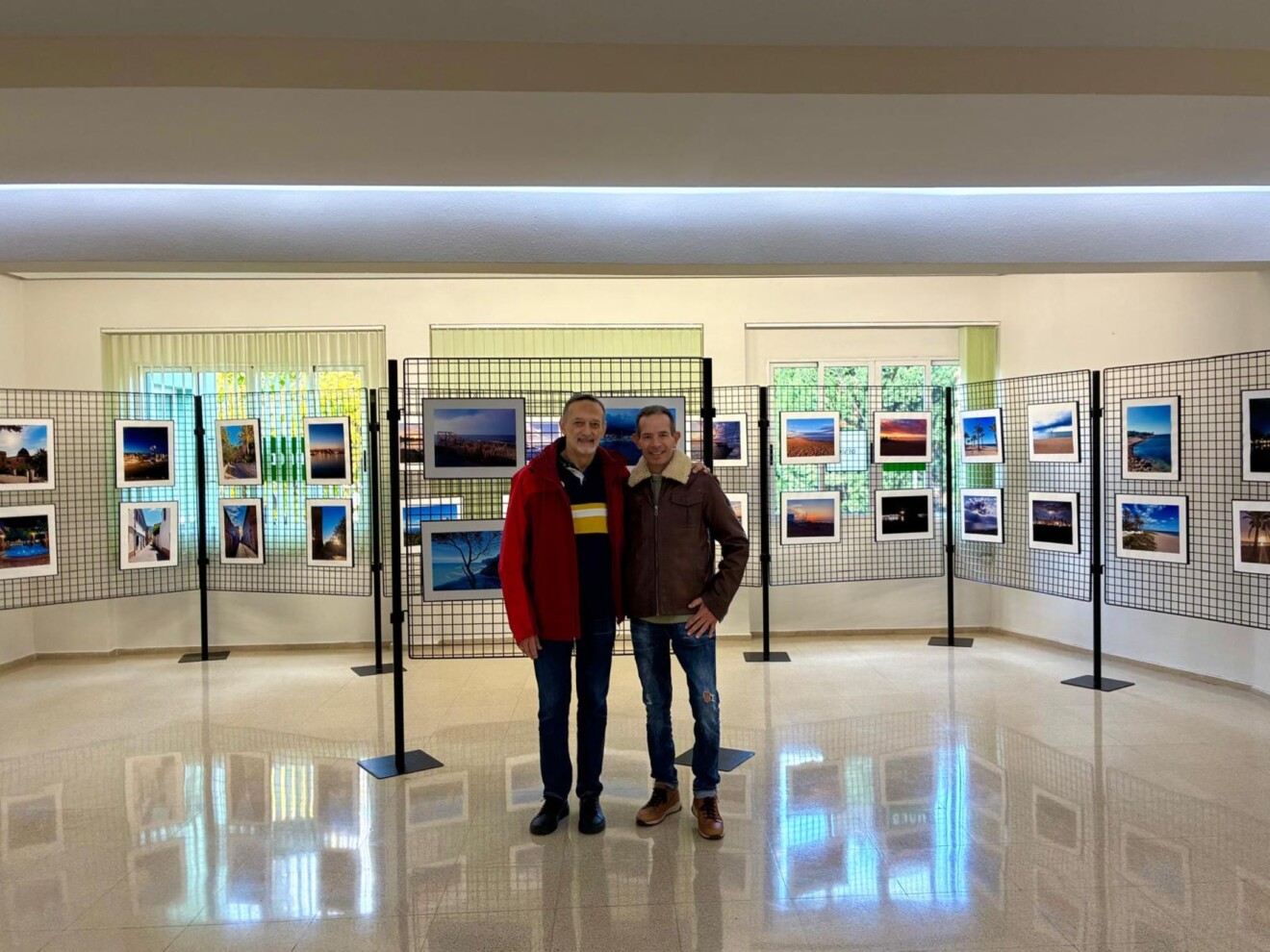 Imagen: Jaime Sendra muestra la exposición al catedrático de la UNED, Rafael Junquera d’Estefani