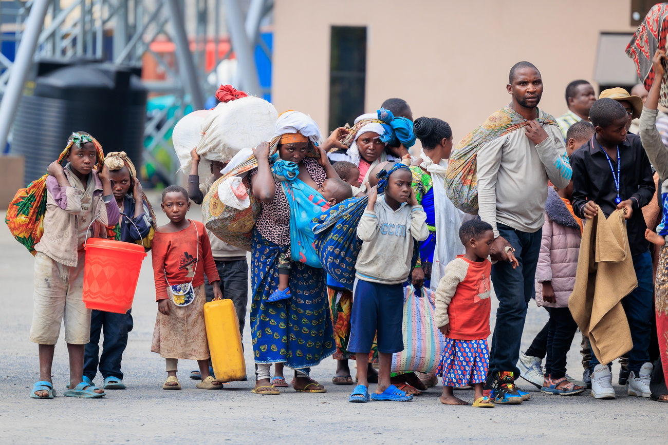 Familias que buscan refugio llevan sus pertenencias tras cruzar la frontera de Goma, en la República Democrática del Congo, a Gisenyi, en Ruanda, el 27 de enero de 2025. Los refugiados han huido a Ruanda en busca de seguridad mientras los soldados de las Fuerzas Armadas de la República Democrática del Congo (FARDC) y los rebeldes del M23 siguen combatiendo en la ciudad de Goma. Según la Agencia de la ONU para los Refugiados (ACNUR), la violencia en el este de la República Democrática del Congo (RDC) ha desplazado a 237.000 personas en 2025.