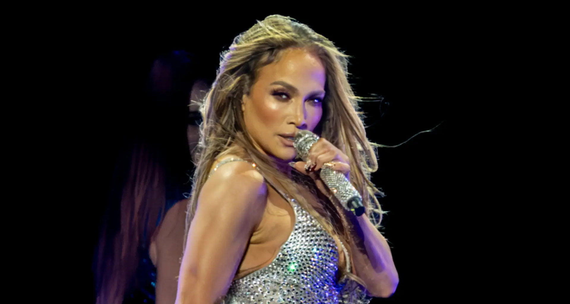 Jennifer Lopez felicita la Navidad con una foto pero se le va la mano con el Photoshop y las redes se mofan