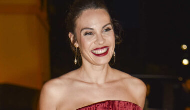 adornado con mix de bolas, con cubre pie de tela y entre muñecos