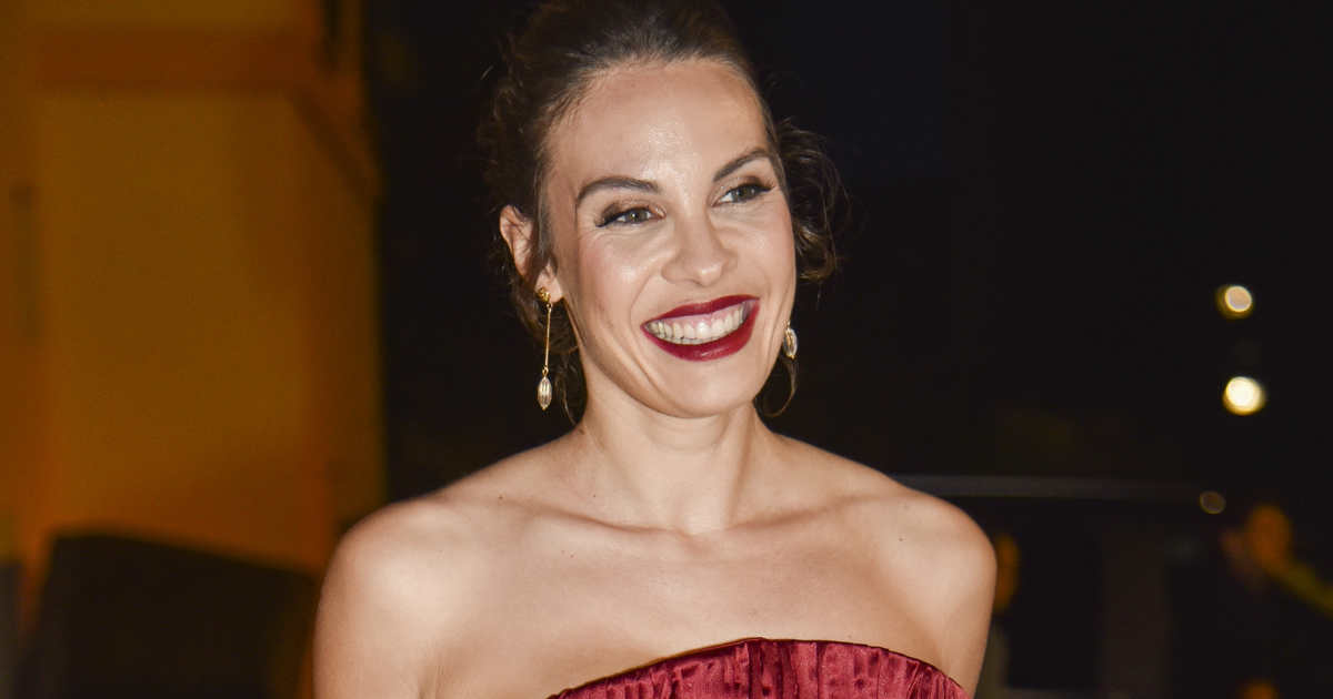 adornado con mix de bolas, con cubre pie de tela y entre muñecos