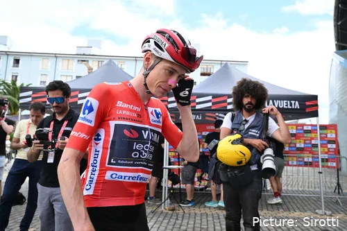 Jonas Vingegaard, con el maillot rojo de la Vuelta 2025.