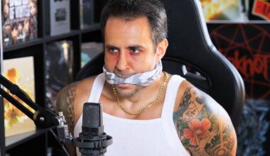 Resucita la serie que marcó a una generación a base de cinismo, humor negro y mala leche, esta vez con Santiago Segura y Jordi Wild