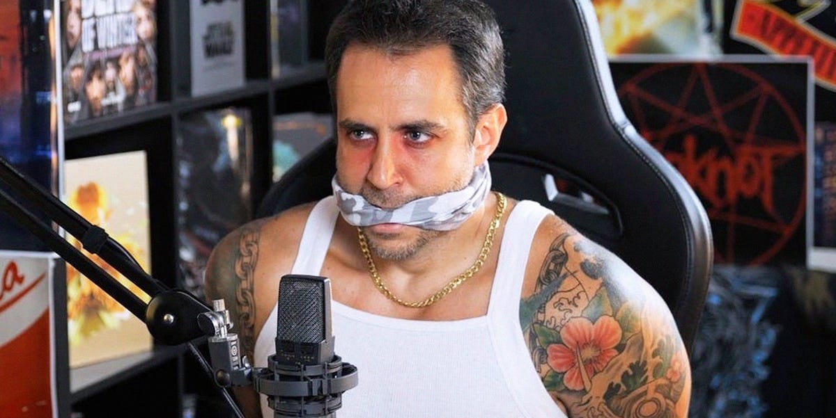 Resucita la serie que marcó a una generación a base de cinismo, humor negro y mala leche, esta vez con Santiago Segura y Jordi Wild