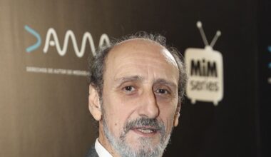 La hija de José Luis Gil muestra una imagen de su padre, cuatro años después de sufrir un ictus isquémico