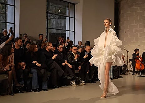 Imagen secundaria 1 - Detalles del vestido de Juana Martín que ha llevado Cristina Pedroche