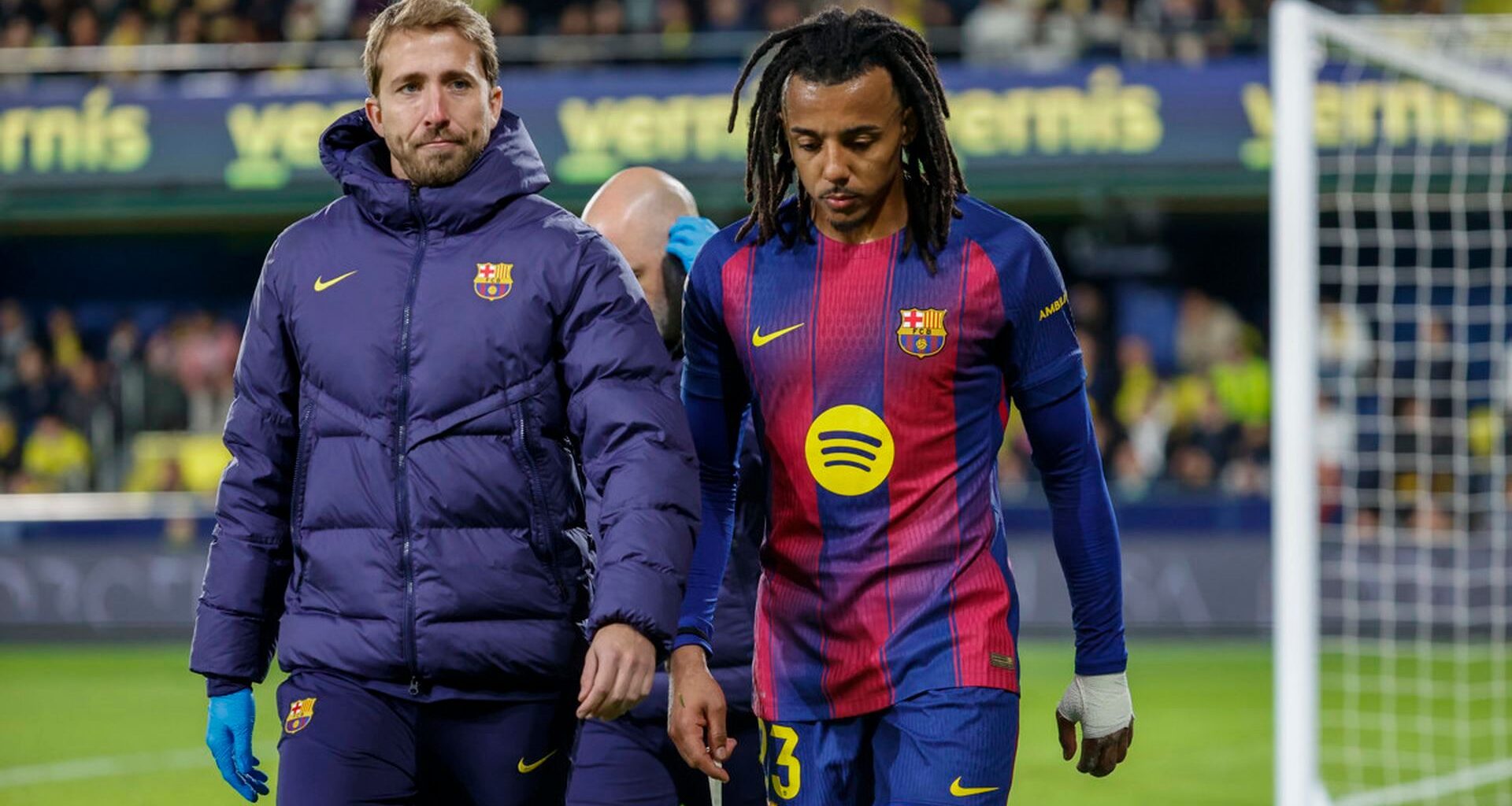 Jules Koundé controla en el Villarreal-Barcelona