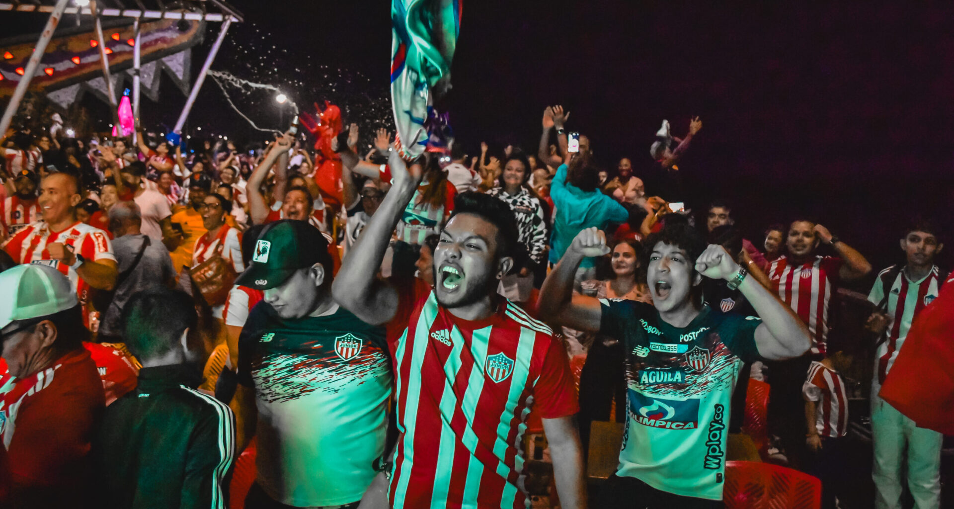 Grupo de aficionados del junior celebrando