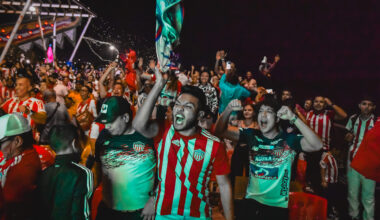 Grupo de aficionados del junior celebrando