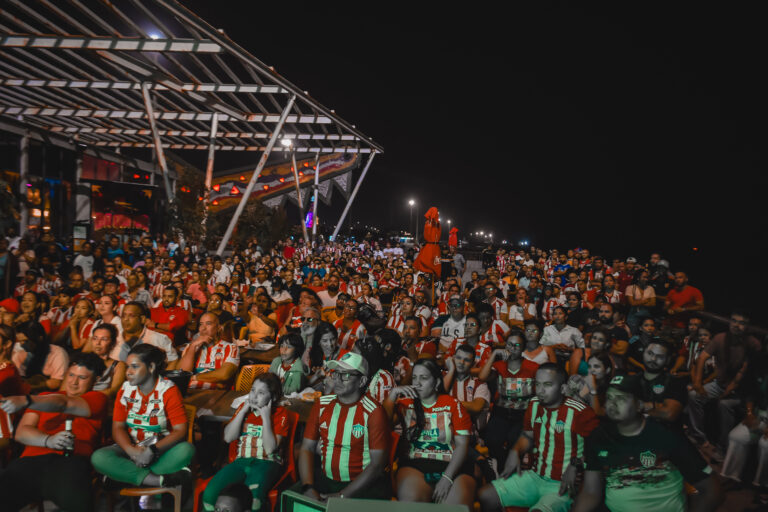 Aficionados del junior viendo el partido sentados en el Gran Malecón 