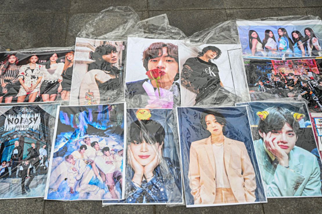 Los vendedores ofrecen mercancía relacionada con el movimiento musical K-pop en Lima el 5 de junio de 2023.