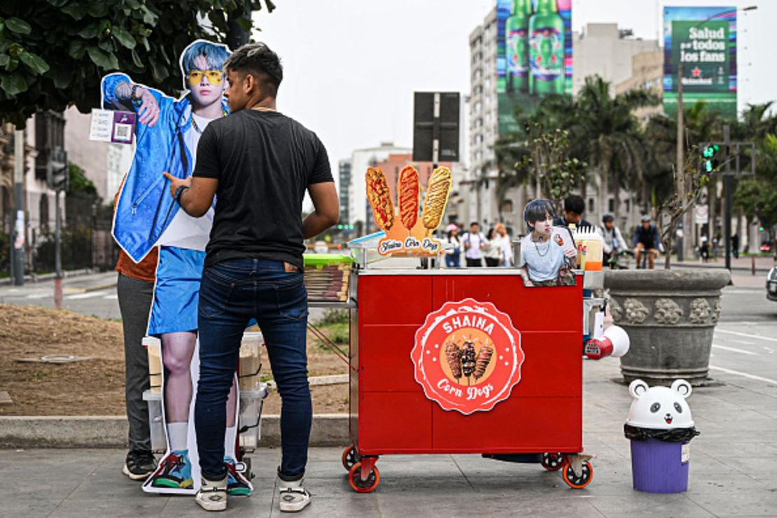 Material publicitario de K-pop a la venta en Lima, donde Lenin Tamayo emergió como pionero al adaptar este género musical al quechua.