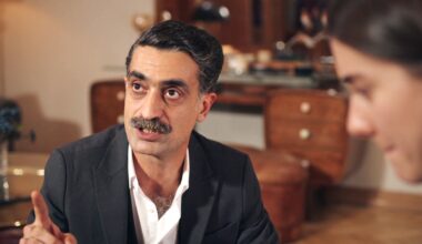 Kazim sale de un jarrón y da un susto a sus compañeros