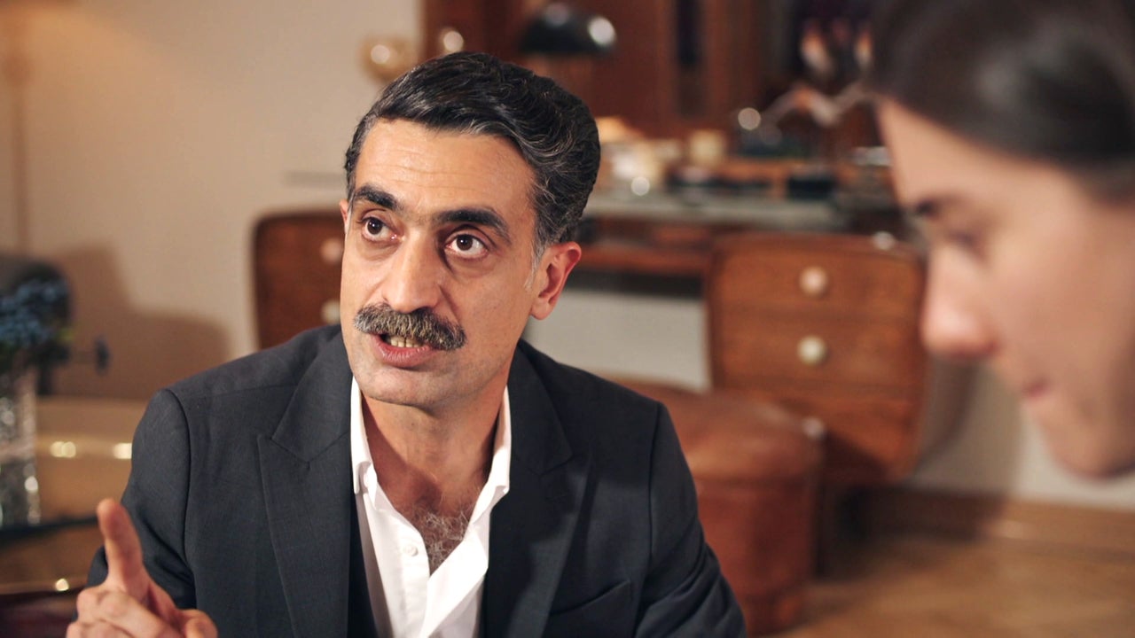 Kazim sale de un jarrón y da un susto a sus compañeros