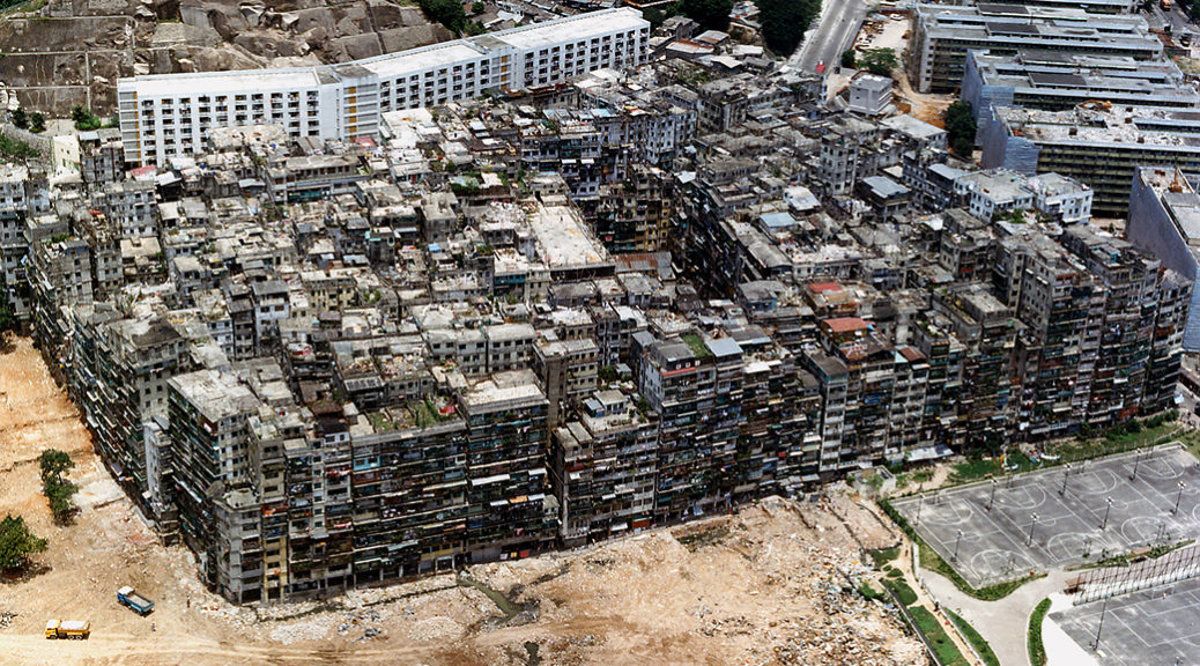 Imágen aérea de la Ciudad Amurallada de Kowloon, demolida en 1994.