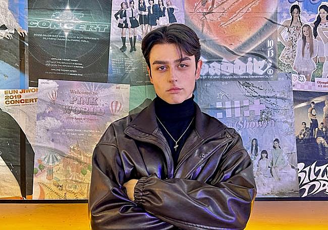 Álvaro Lvna, en BBQ KORYO, un restaurante coreano decorado con carteles de grupos de K-pop.