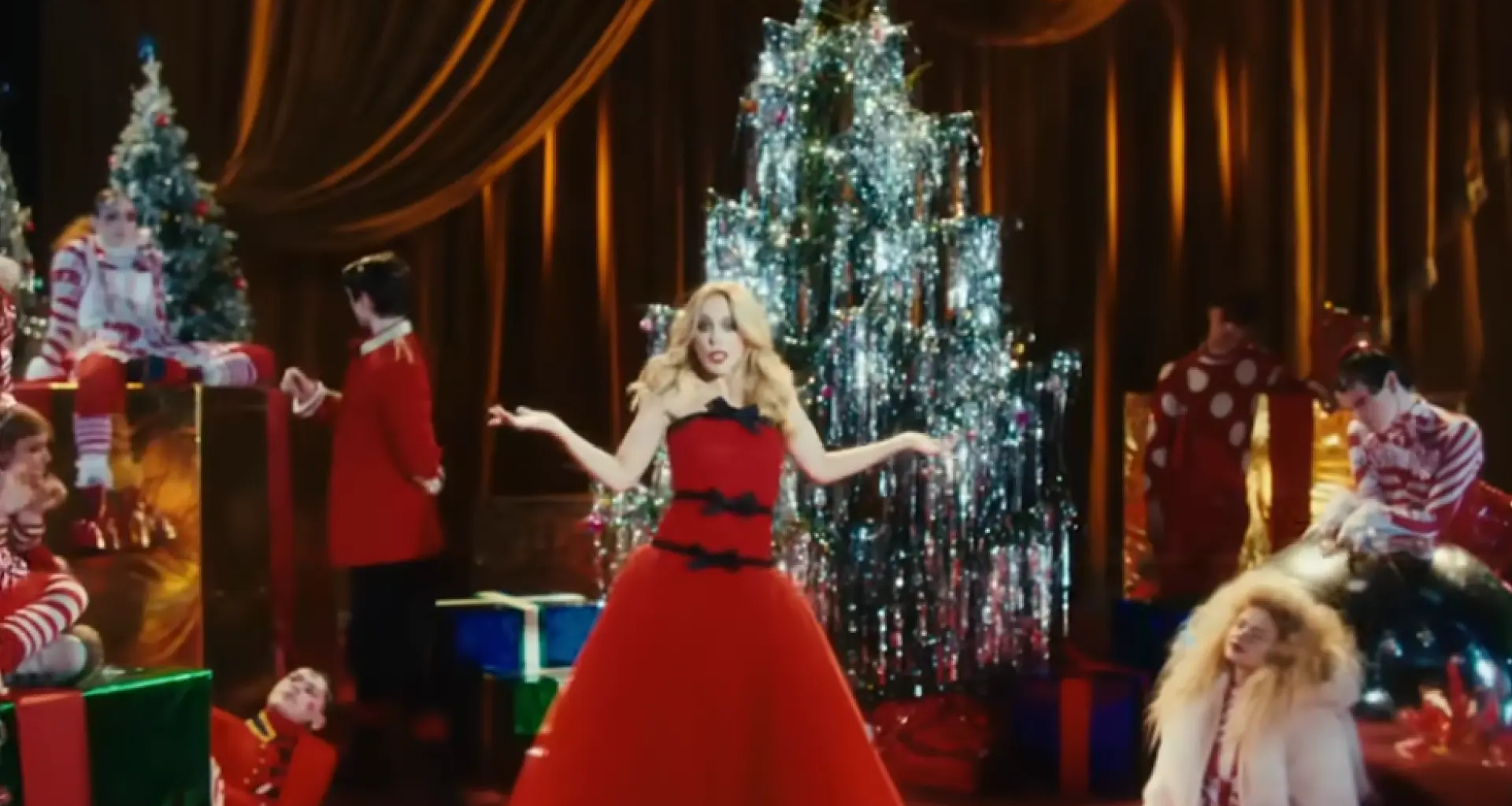 Así es el villancico 'XMAS' de Kylie Minogue que ha conquistado a los británicos