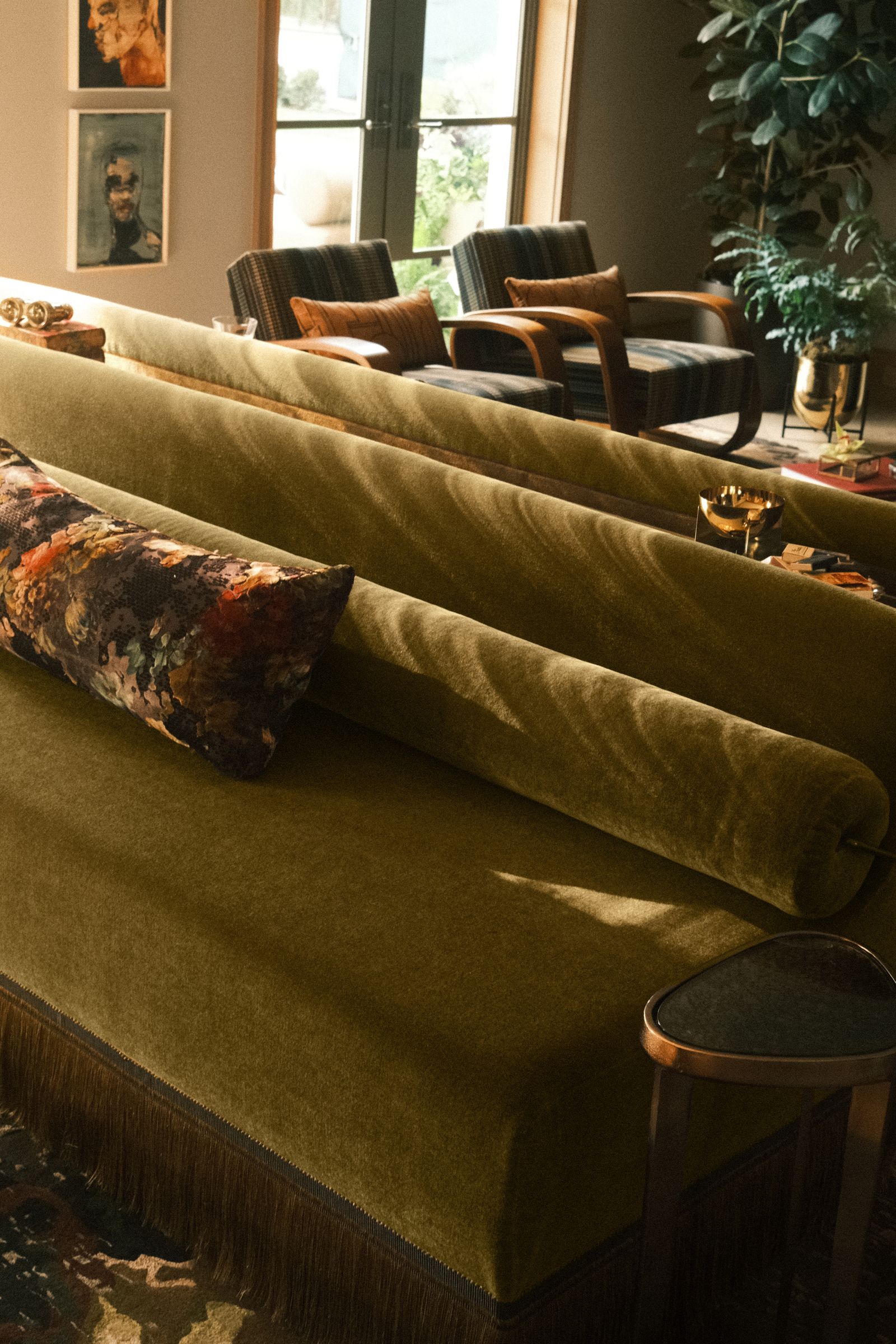 Sillones verde olivo decoran el interior de una casa